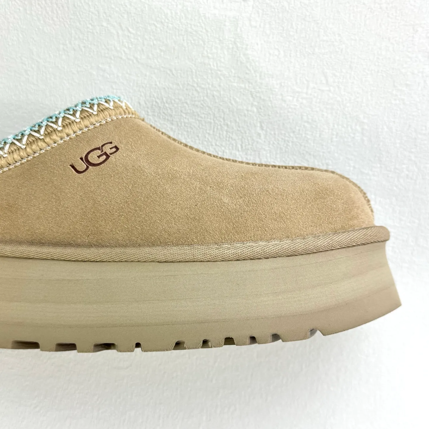 💰400 UGG Tats series thickened model Mule style toe-cap 5CM half slippers Ethnic style autumn and winter snow boots High-quality sheepskin and wool Integrated with high quality Warmth and heat sealing Made of TPU molded suede upper material Embedded with artificial curly wool plush lining and 10mm UGGPURE™ implanted wool lining and removable UGGPURE™ implanted wool insole Lightweight non-slip and comfortable rubber outsole with brand LOGO With complete packaging Official item number: 11225532722 Size: 35 36 37 38 39 40